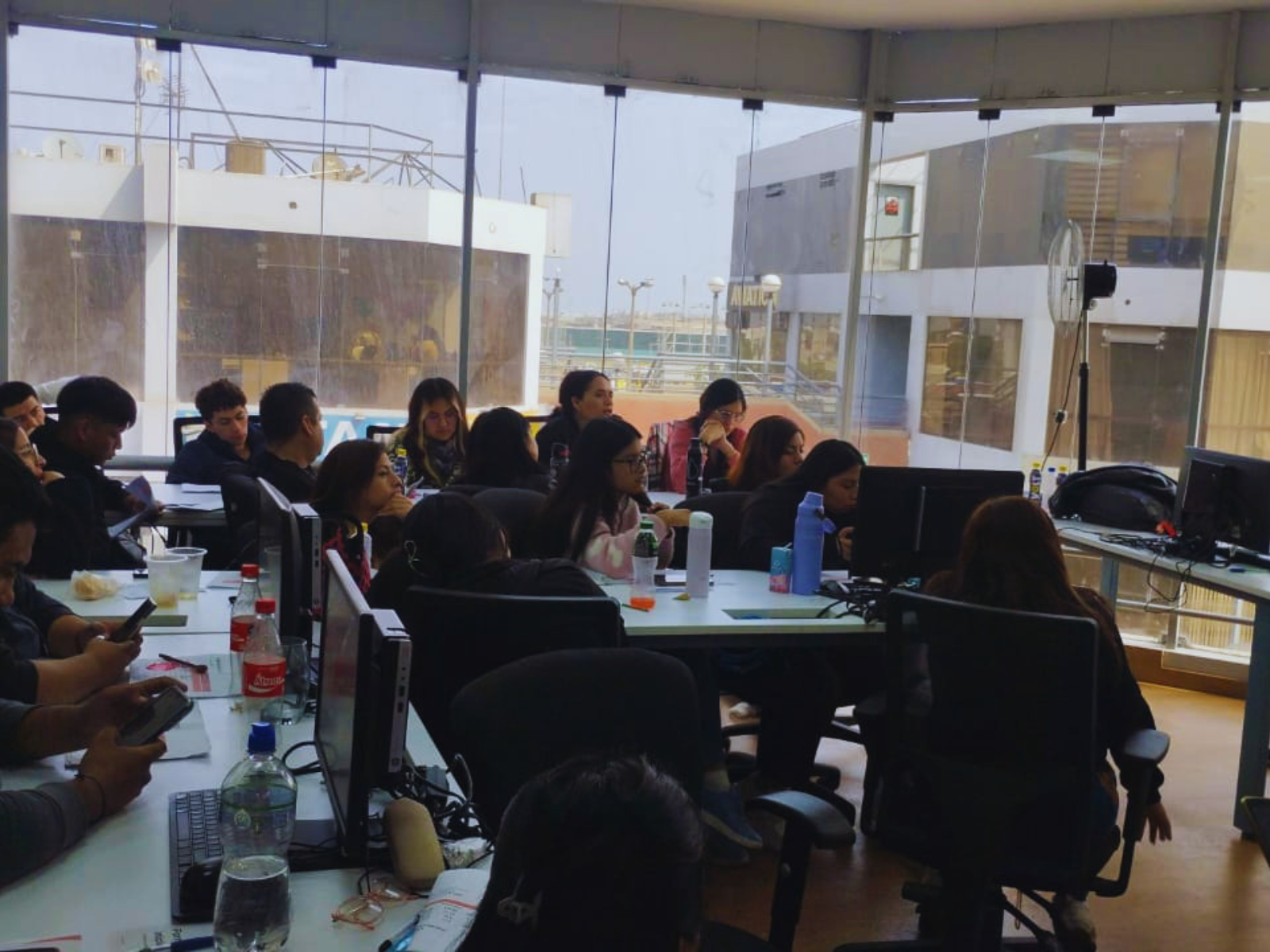 Supervisor capacitando equipo